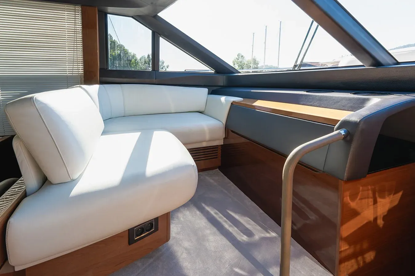 Buy a yacht Daphne Princess 68