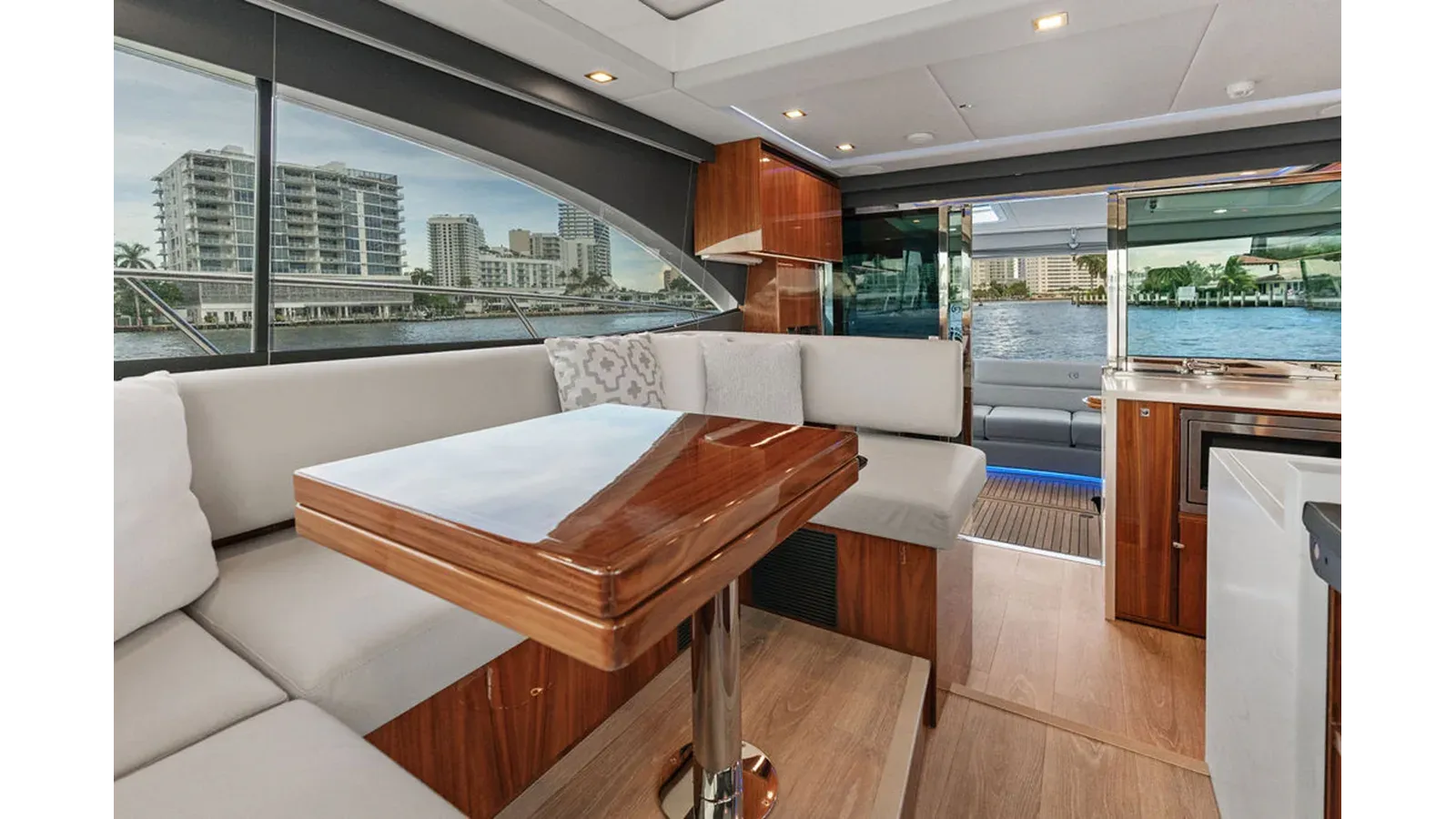 the best price on No Name 4600 Sport Yacht Platinum Edition