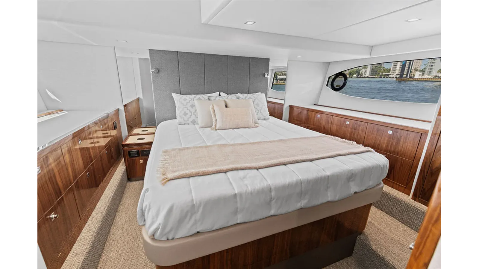 No Name 4600 Sport Yacht Platinum Edition
