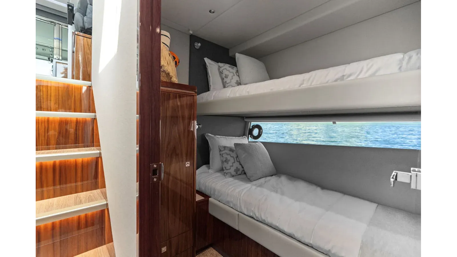 No Name 4600 Sport Yacht Platinum Edition price