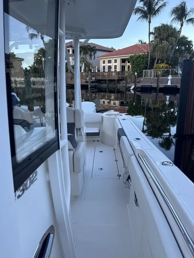 Buy a Robalo R302 - ROBALO at Shestakov Yacht Sales