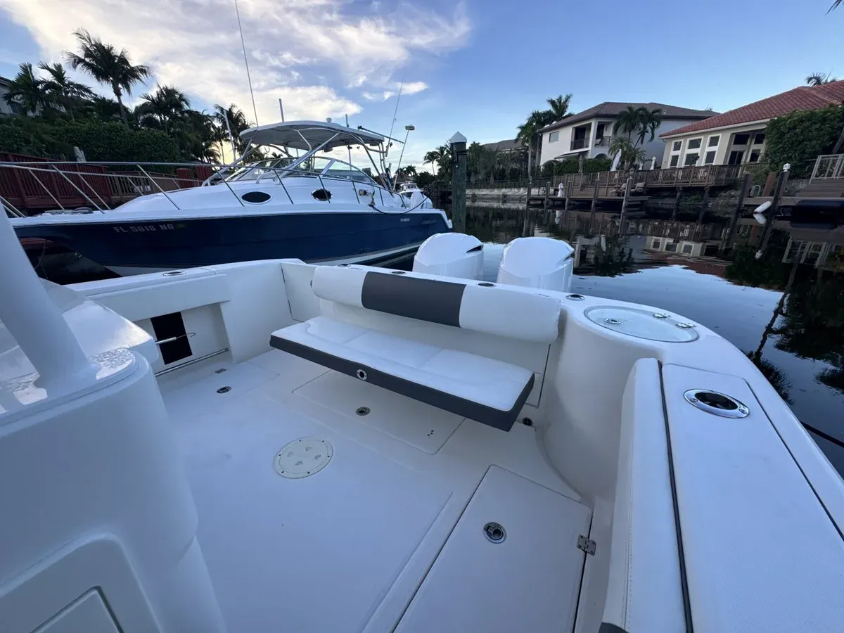 the best price on Robalo R302 - ROBALO