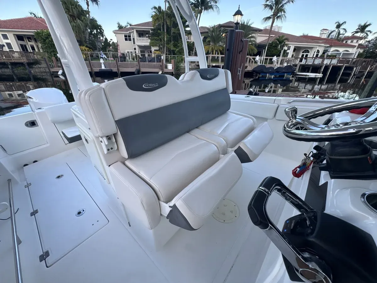 Buy a Robalo R302 at Shestakov Yacht Sales