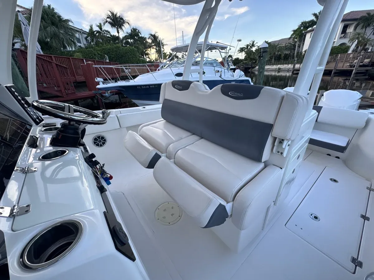 Buy a yacht Robalo R302 30