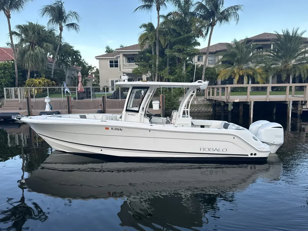 Buy a Robalo R302 30 at Shestakov Yacht Sales