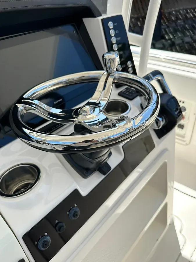 Buy a yacht Robalo R302 2017