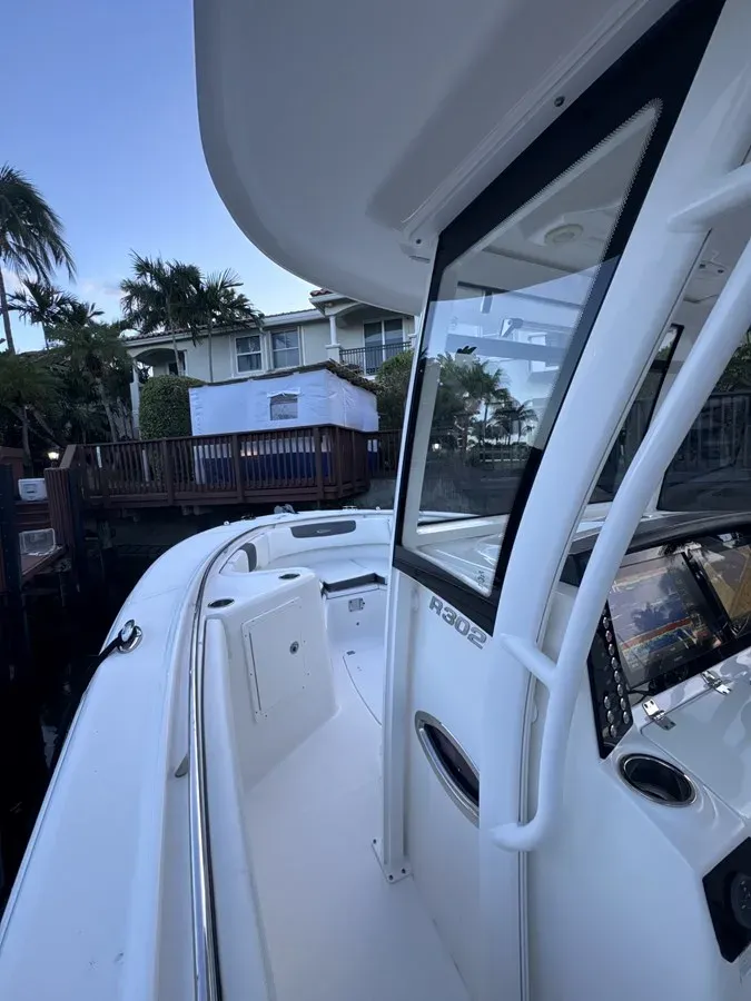 Robalo R302