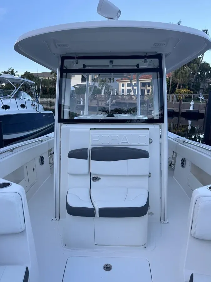 the best price on Robalo R302 2017