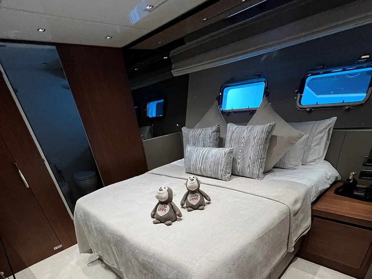La Isla yacht sale