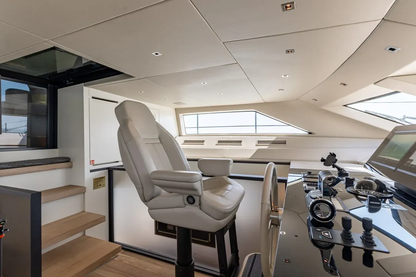 Buy a yacht CHAMELION SL90A