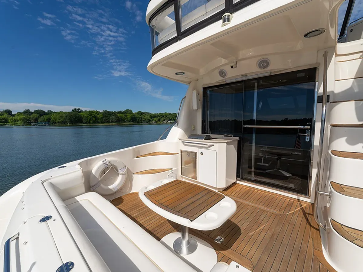 Купить яхту UPSIDE 580 Sedan Bridge в Shestakov Yacht Sales
