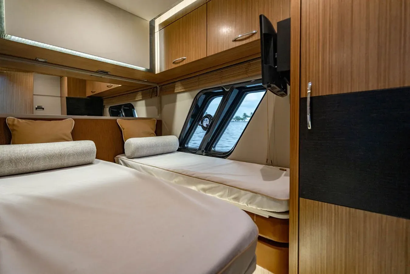 Купить яхту Bella - SEA RAY в Shestakov Yacht Sales
