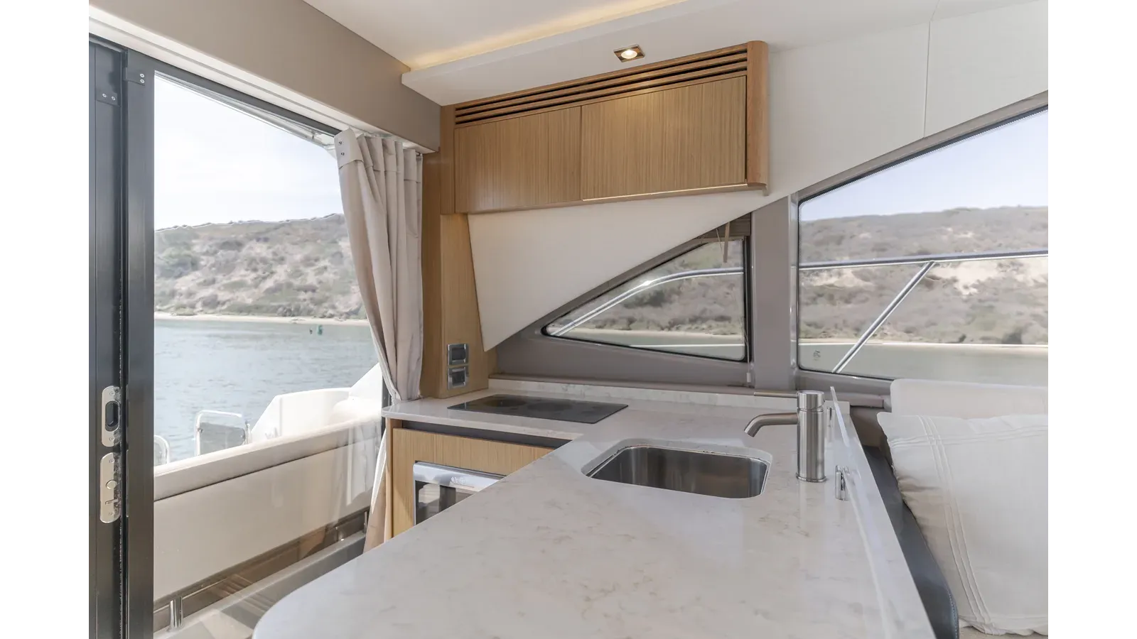 best yacht sales deals Saw Sea IIII Sundancer 460