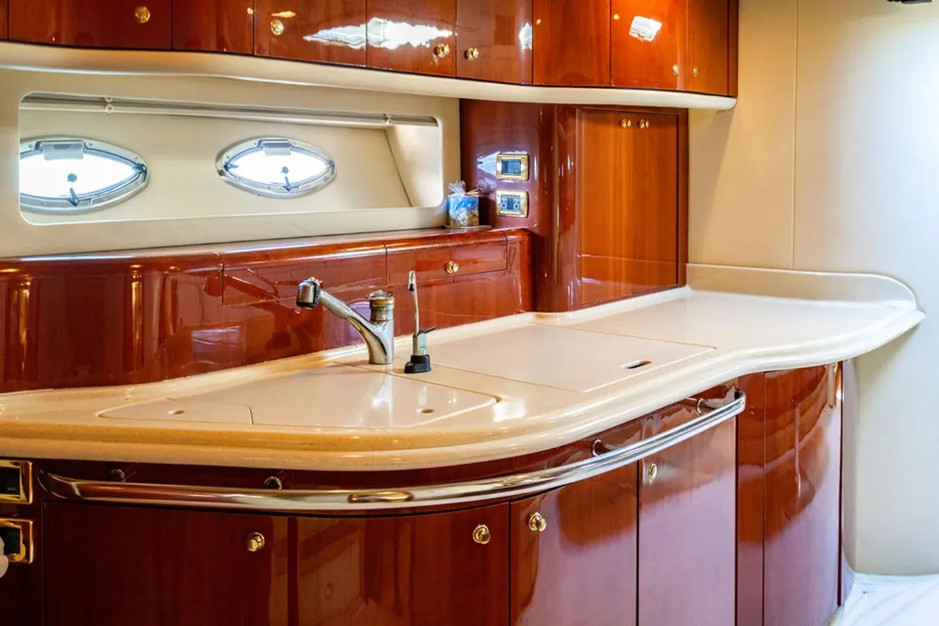 Купить яхту Bubble Trouble ll Sundancer 540 в Shestakov Yacht Sales