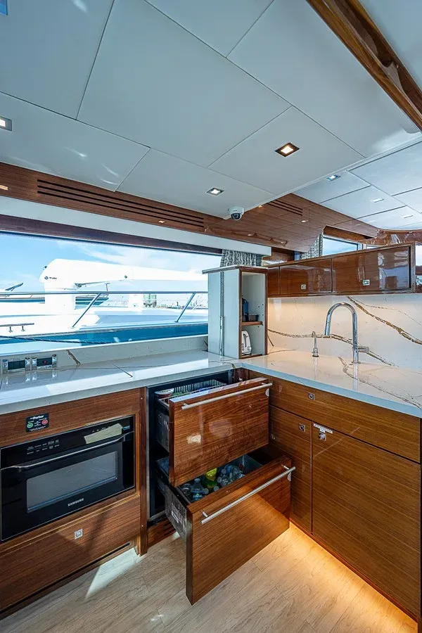 Buy a yacht EAST BY SOUTH Summit 54