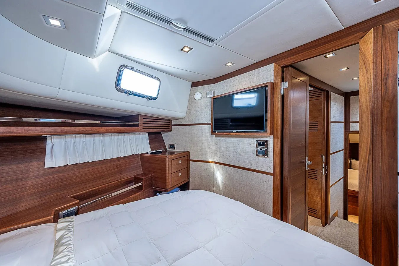the best price on EAST BY SOUTH Summit 54