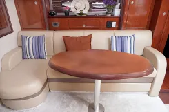Купить яхту SEA RAY SUNDANCER 390 в Shestakov Yacht Sales