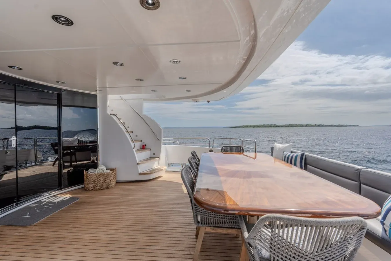 Buy a yacht 2004 Sunseeker 105 Yacht