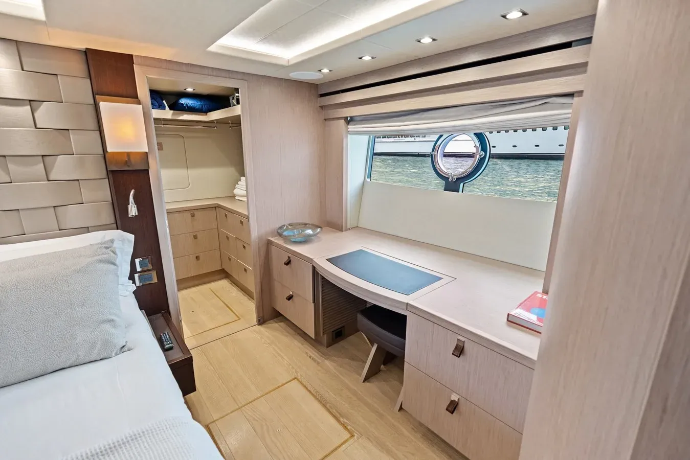 the best price on AQUA VISTA 86