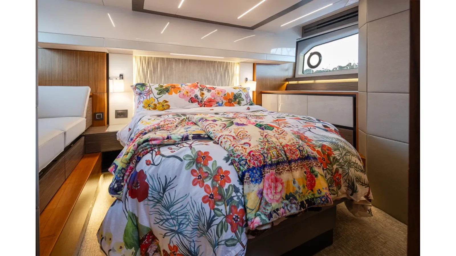 Buy a TIARA C49 COUPE - Tiara at Shestakov Yacht Sales