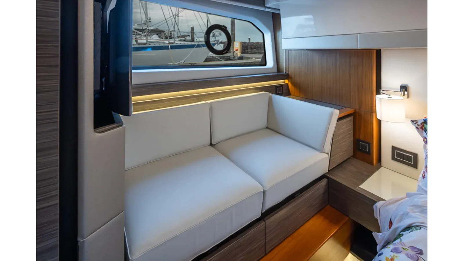 Buy a yacht TIARA C49 COUPE