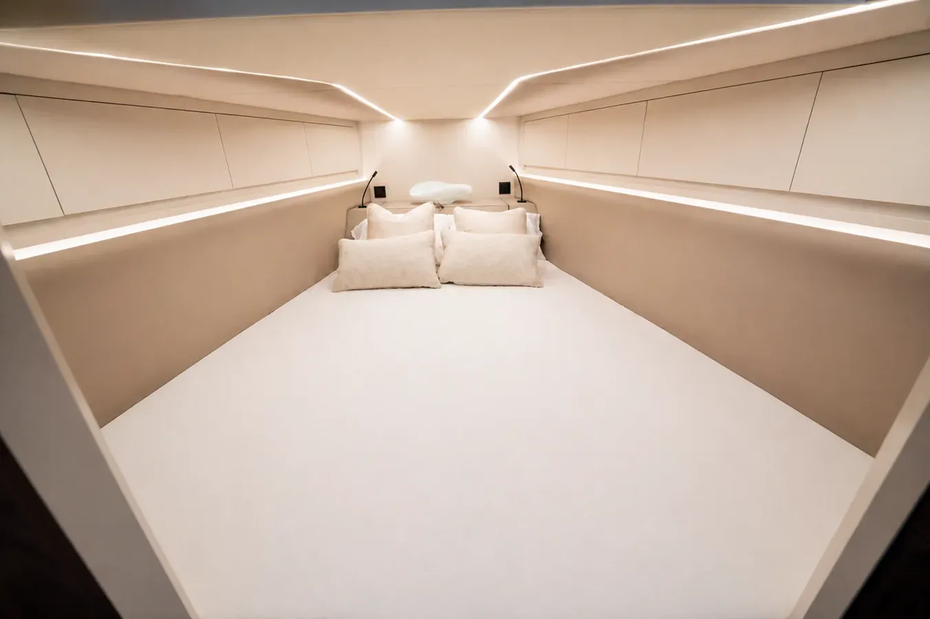 Buy a yacht Golden Boat - VANQUISH BOATS