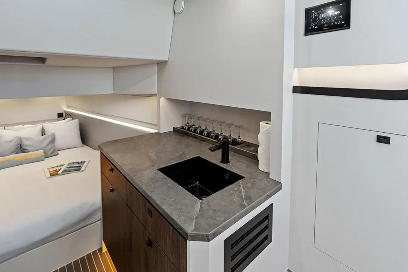 Buy a yacht HIGH ENERGY - VANQUISH YACHTS