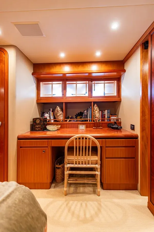 Купить яхту Dawn Trader VII 86 Raised Pilothouse в Shestakov Yacht Sales