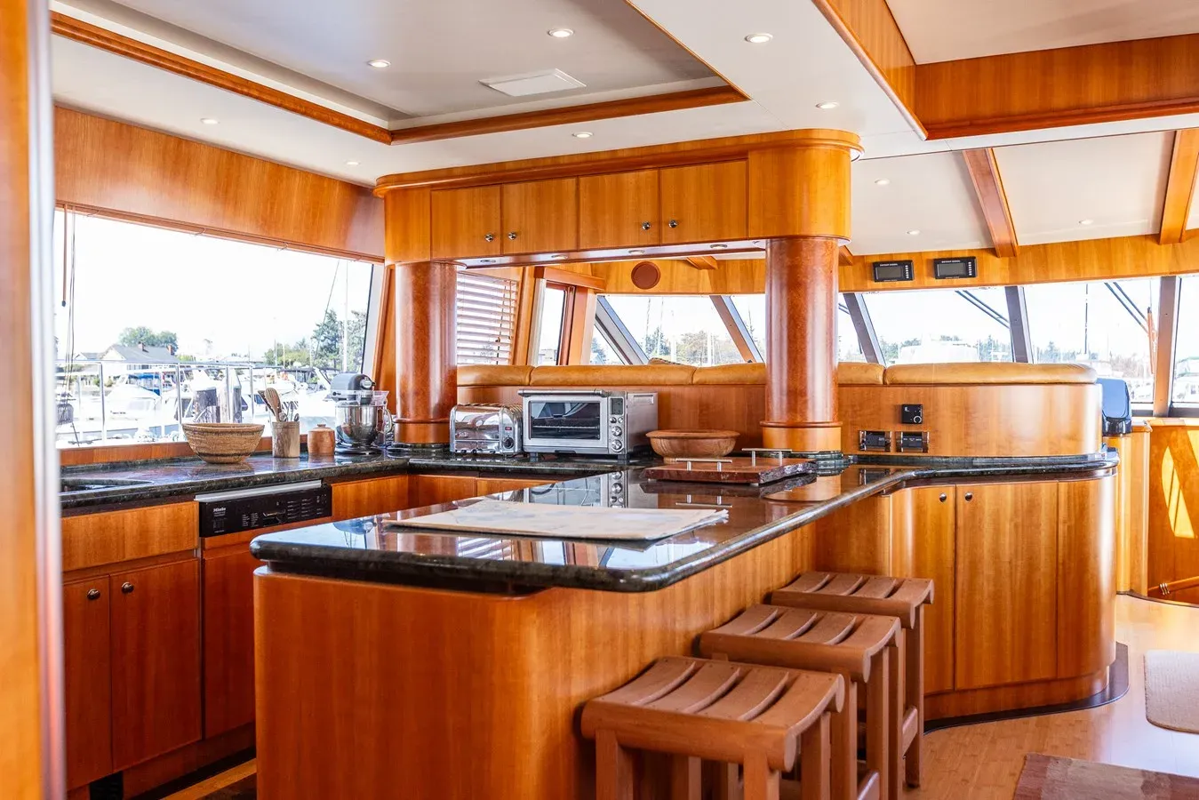 Лучшая цена на Dawn Trader VII 86 Raised Pilothouse