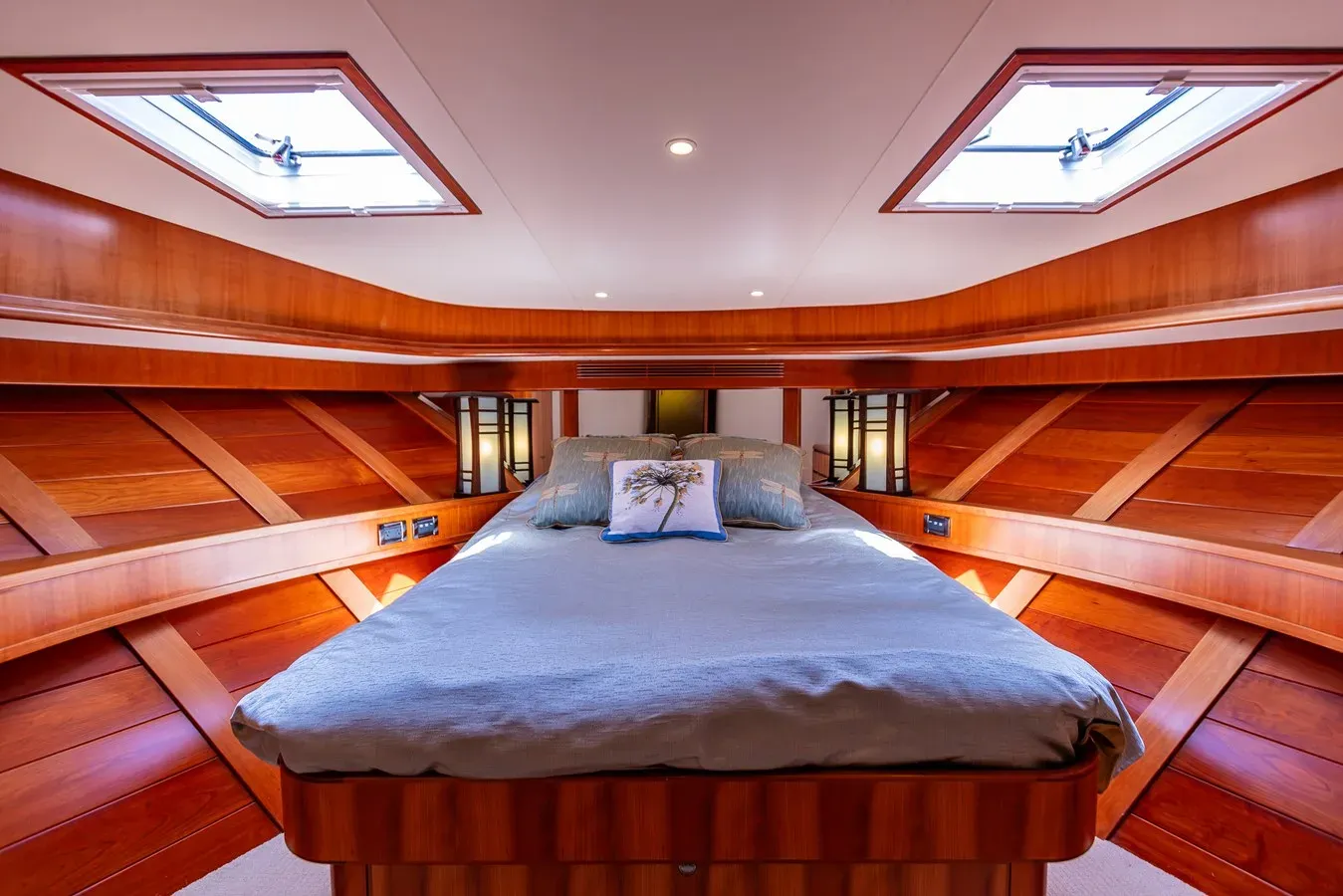 Лучшая цена на Dawn Trader VII 86 Raised Pilothouse