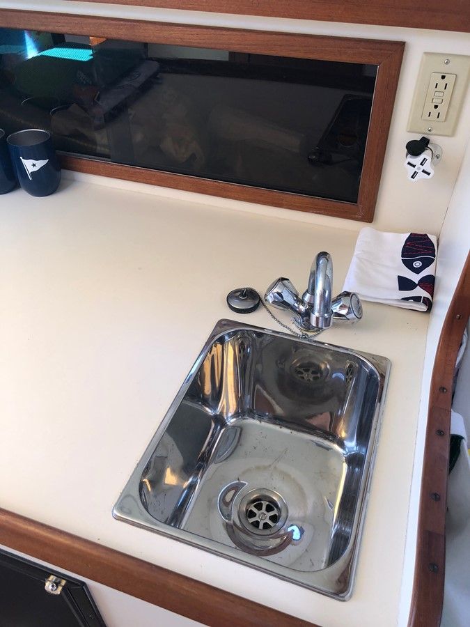 Buy a Dulce Dyer 29' Soft Top at Shestakov Yacht Sales