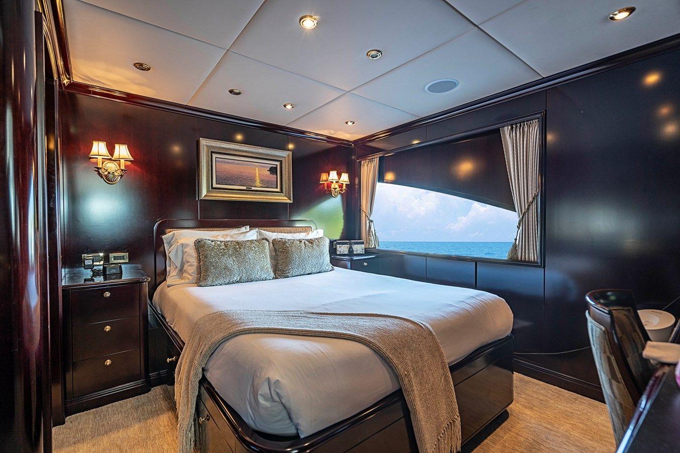 Лучшая цена на MISS CHRISTINE - Trinity