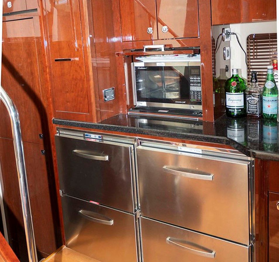 Buy a AT'S AHMIBOTE V 580 Sundancer at Shestakov Yacht Sales