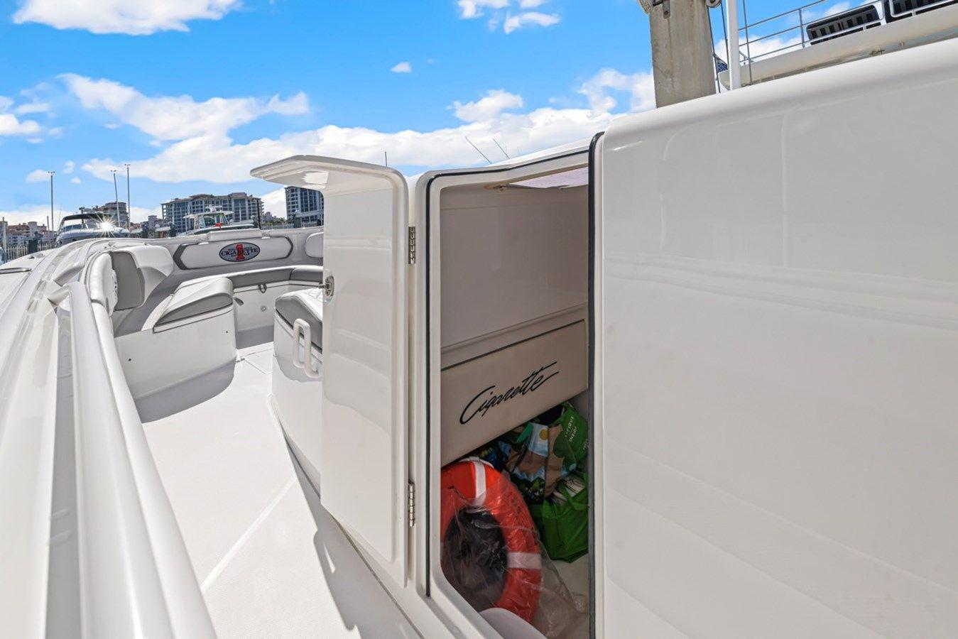 Лучшая цена на 41 GTR - Cigarette Racing