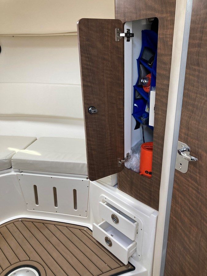 Buy a yacht 290 Walkaround - STRIPER