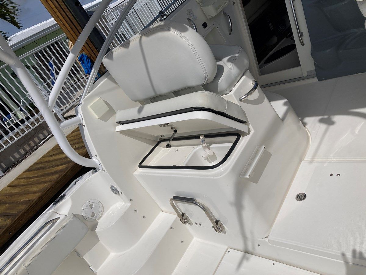 290 Walkaround - STRIPER yacht sale