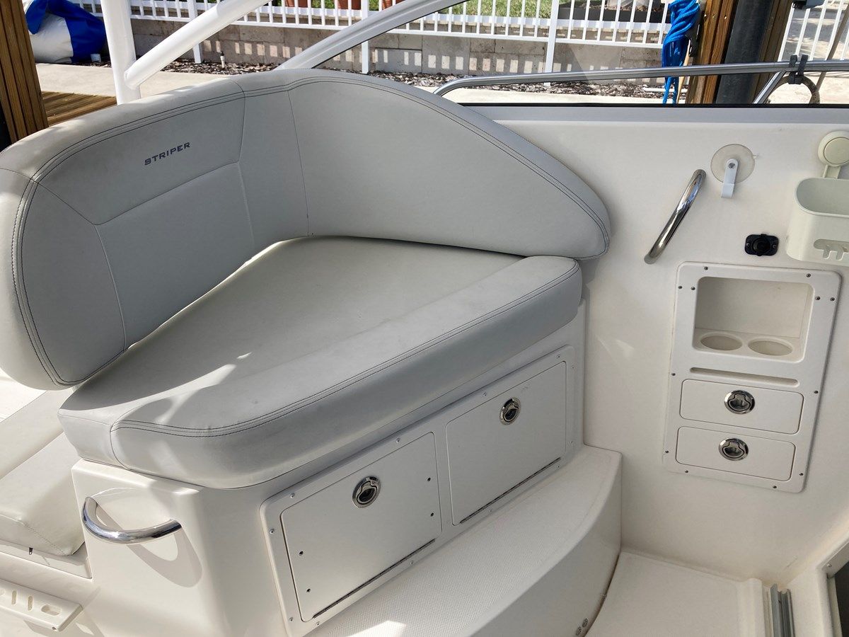 Buy a yacht 290 Walkaround - STRIPER