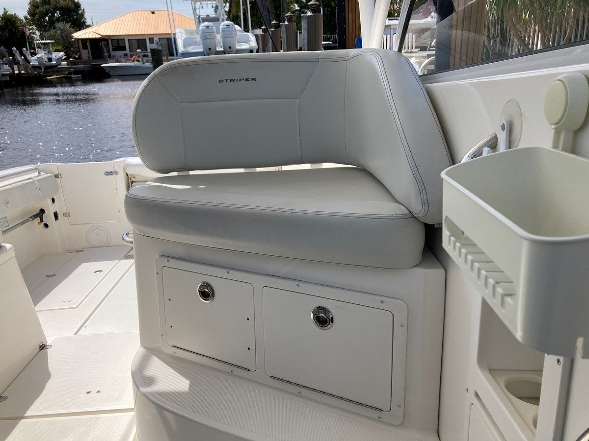 best yacht sales deals 290 Walkaround - STRIPER