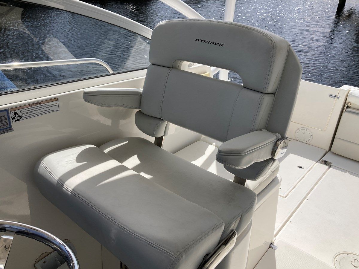 Buy a yacht 290 Walkaround 29