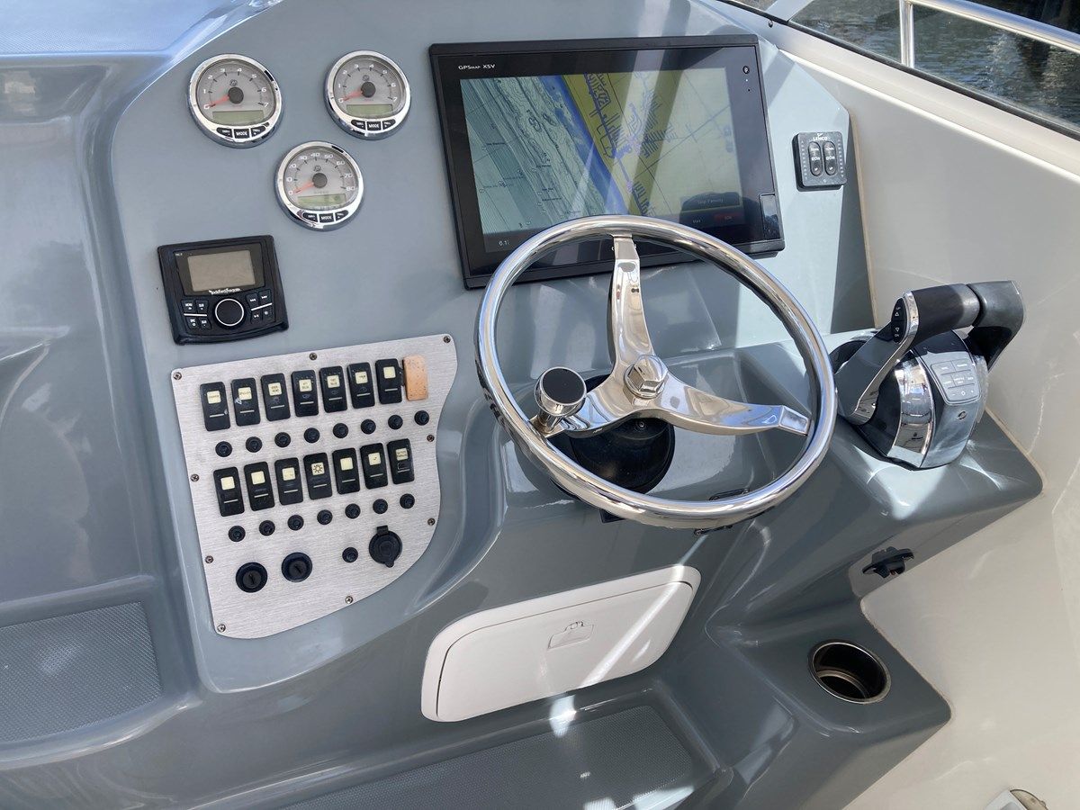 Buy a 290 Walkaround at Shestakov Yacht Sales