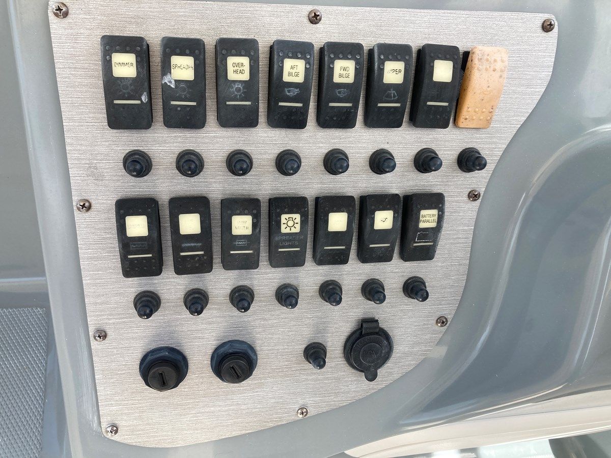 290 Walkaround - STRIPER yacht sale