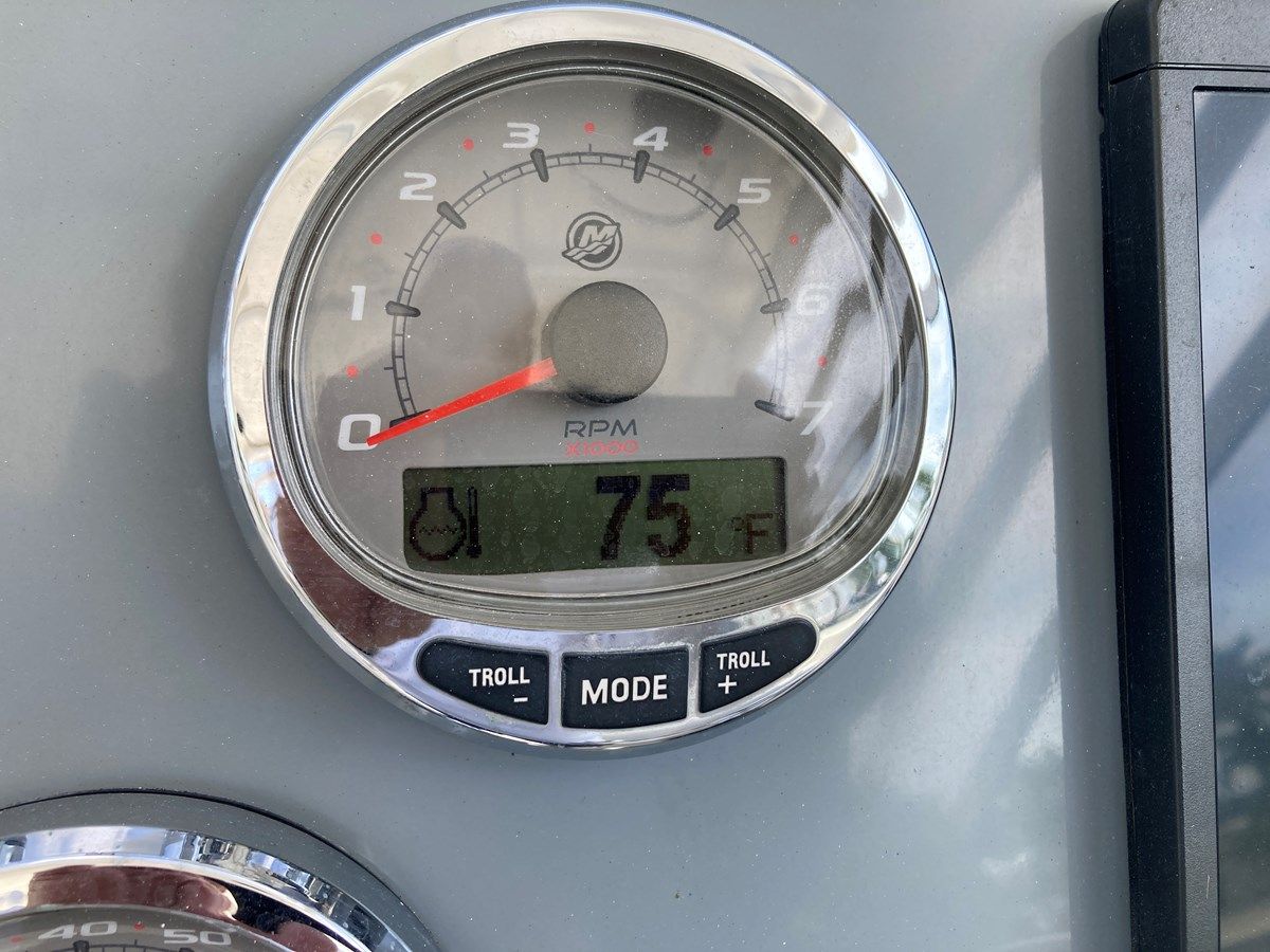 Buy a 290 Walkaround 2017 at Shestakov Yacht Sales