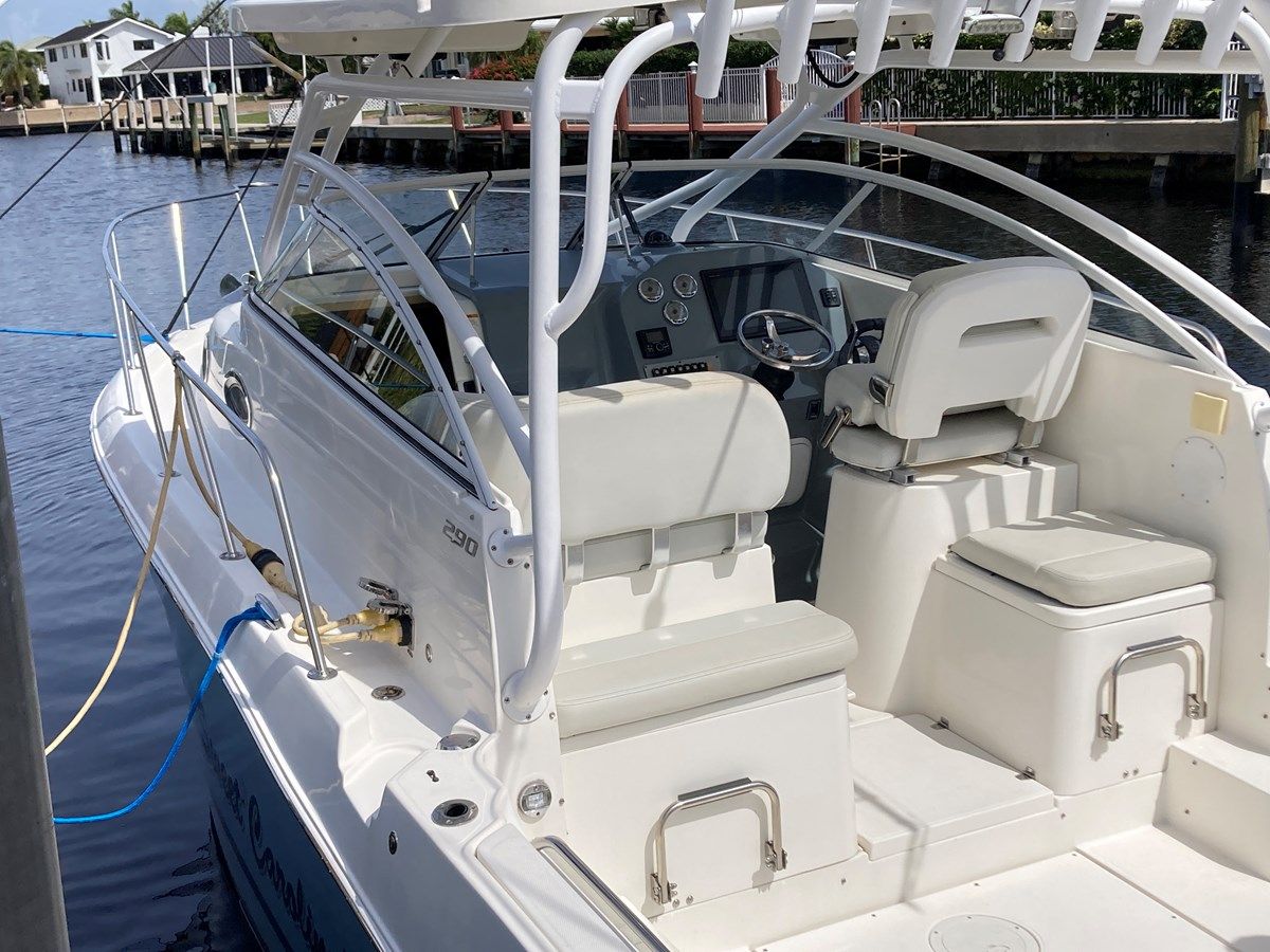 Buy a yacht 290 Walkaround - STRIPER