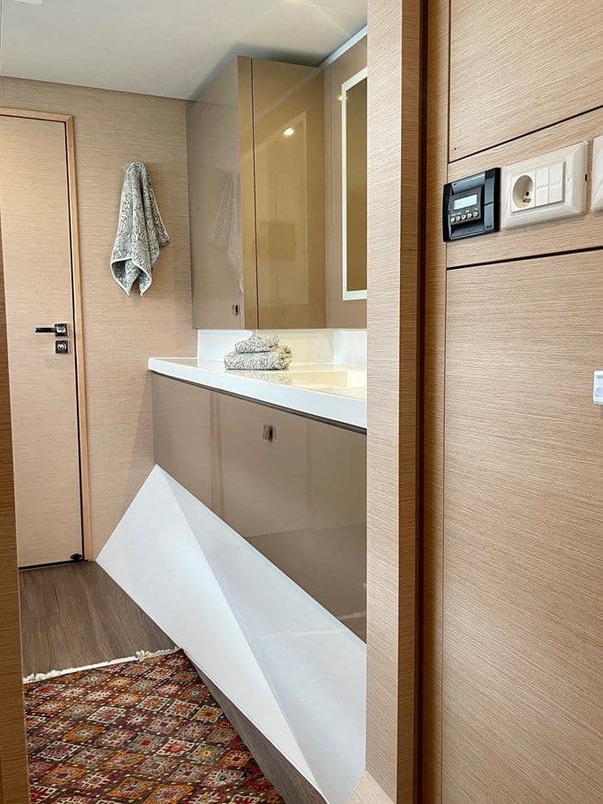 Buy a yacht Grand Crew 47