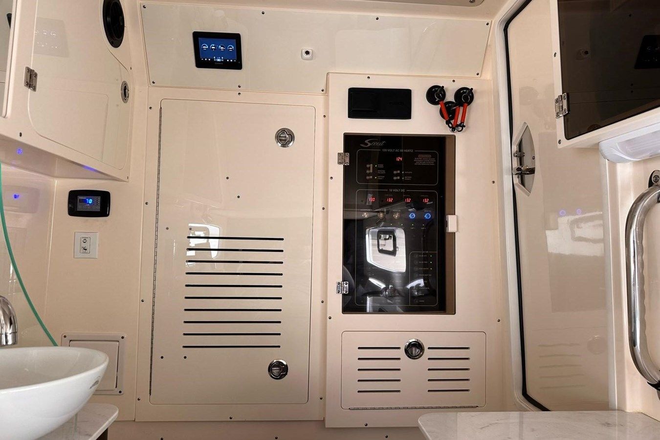 Купить яхту Scout 355 355 LXF в Shestakov Yacht Sales