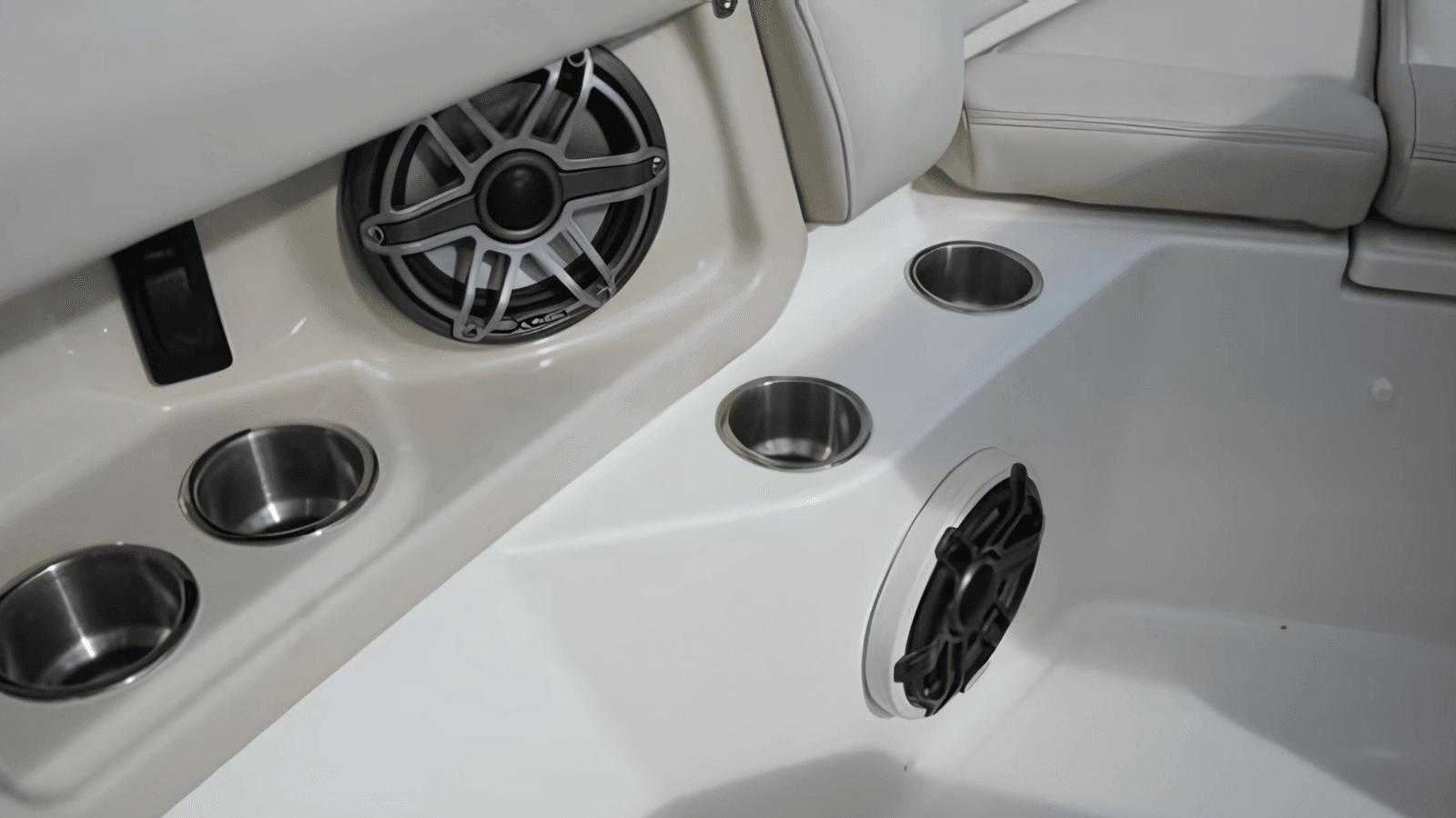 Лучшая цена на 35 ft 2020 Boston Whaler 350 Realm, Yacht Kings 2020