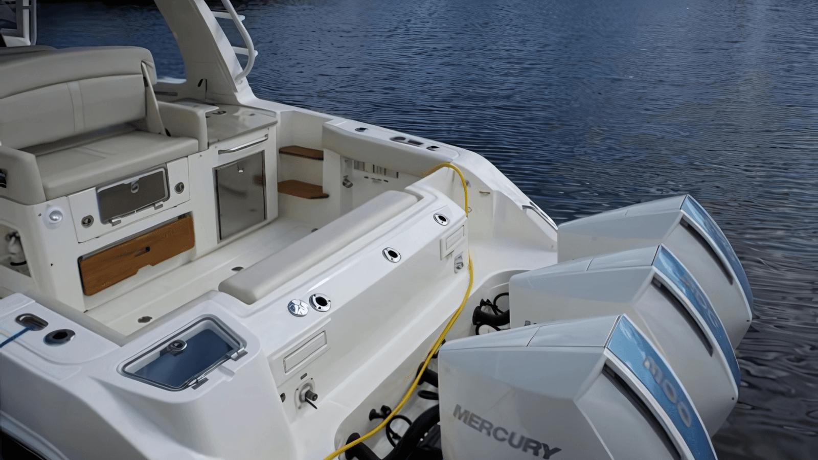 Лучшие предложения покупки яхты 35 ft 2020 Boston Whaler 350 Realm, Yacht Kings 2020
