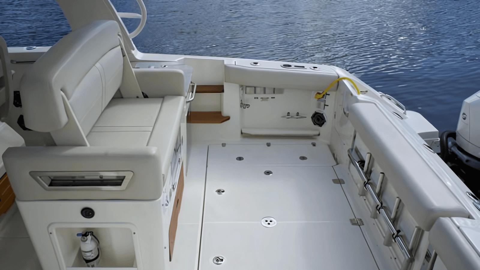 Лучшая цена на 35 ft 2020 Boston Whaler 350 Realm, Yacht Kings 350 Realm