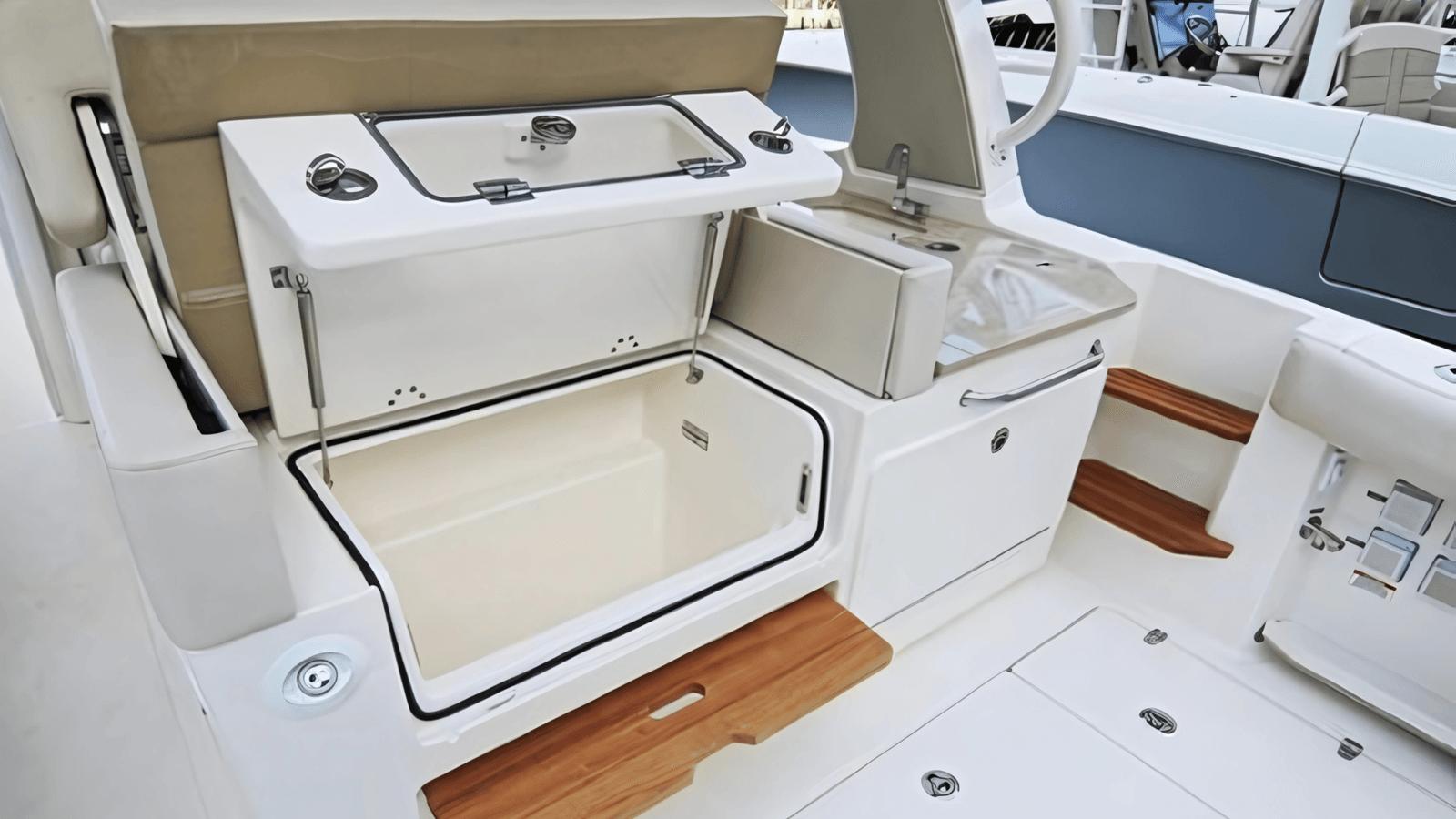 Продажа яхты 35 ft 2020 Boston Whaler 350 Realm, Yacht Kings 35