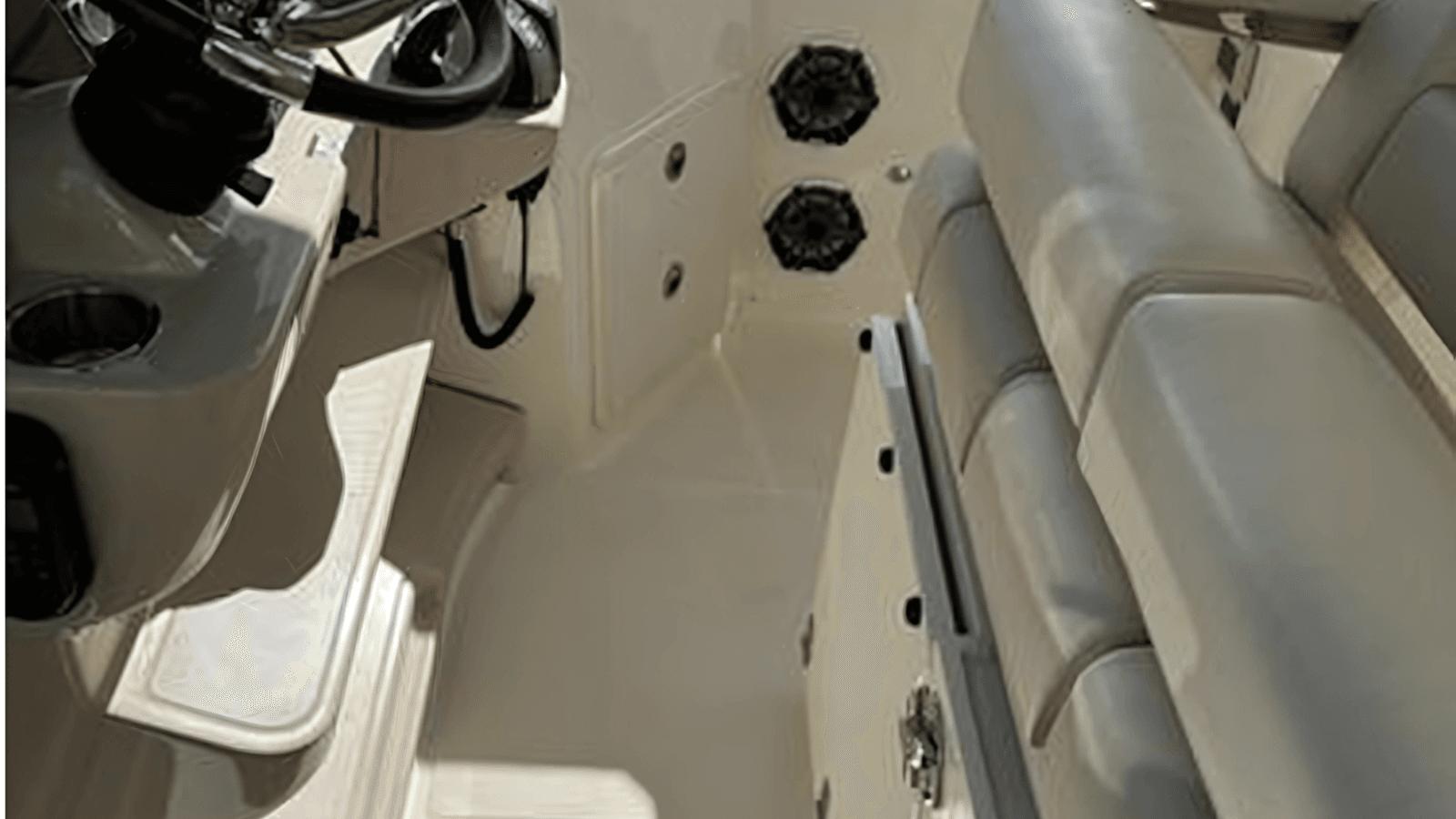 Купить 35 ft 2020 Boston Whaler 350 Realm, Yacht Kings